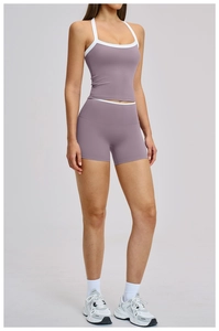 Detail van lavendel yoga-set met cross-back sportbeha en nauwsluitende korte sportbroek