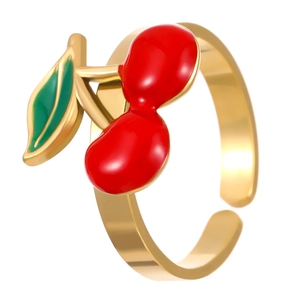 Détail de la bague cerise vintage avec émail rouge et feuille verte sur anneau doré