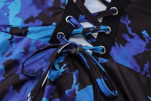 Dettaglio dello scollo incrociato con occhielli in metallo e stampa tie-dye blu