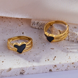 Bague ouverte en acier inoxydable doré à trois couches avec un cœur en émail noir