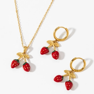 Parure bijoux fraise avec collier doré et boucles d'oreilles émaillées pour femme