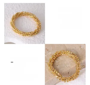 Détail d'une bague en acier titane plaqué or 18 carats avec un design à chaîne ondulée