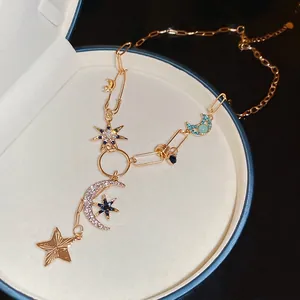 Collier élégant doré avec pendentifs étoile et lune sertis de cristaux brillants