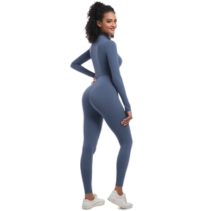 Vue latérale de la combinaison de yoga à manches longues bleu brume avec coupe galbante