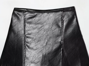 Gros plan détaillé des coutures et de la texture sur la taille de la jupe en simili cuir