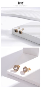 Détail de boucles d'oreilles géométriques carrées avec micro-zircon sur acier doré