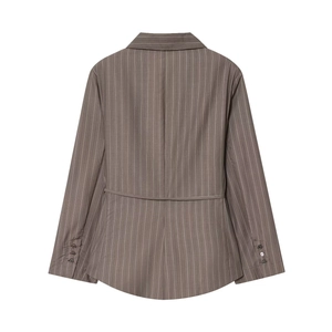Détail du blazer à rayures montrant la ceinture à la taille et les poignets à trois boutons