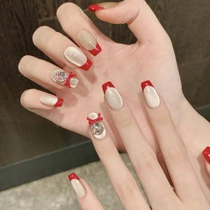 Eleganti unghie finte cat-eye con punte French rosse e fiocchi 3D con strass