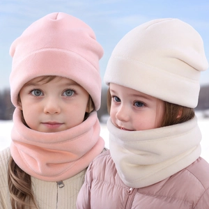 Detailansicht von Wintermütze und Loopschal Set für Kinder in Rosa und Cremeweiß aus Fleece