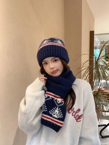 Dettaglio del set cappello e sciarpa in maglia Fair Isle con motivi jacquard di cedro