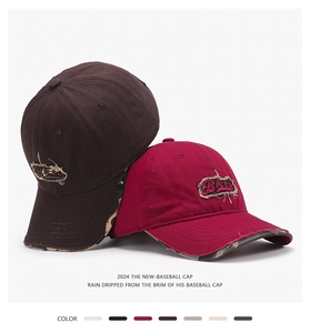 Detail von Vintage-Baseballkappen mit Distressed-Patches und Camouflage-Schirm-Innenseite