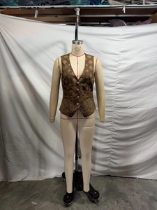 Détail de la veste sans manches marron avec broderie dorée et boutons élégants
