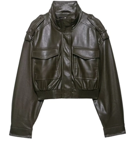 Détail de la veste en similicuir vert olive avec col montant et grandes poches avant