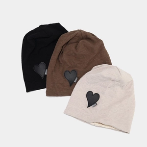 Berretti in maglia con toppa a cuore nei colori nero, marrone e beige con trama a coste