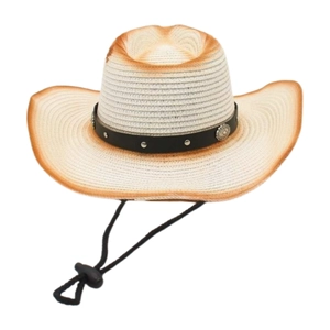 Détail d'un chapeau de cowboy en paille tressée avec bande cuir et boucle en métal