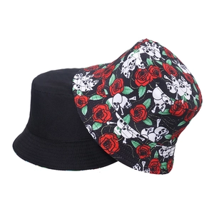 Cappello a secchiello hip hop nero con stampa di rose rosse e teschi bianchi