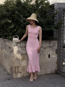 Robe longue en tricot rose sans manches avec col en V et ourlet sirène sur mannequin
