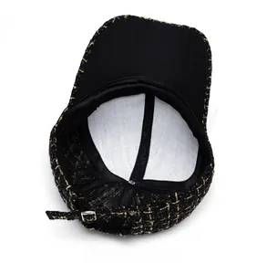 Détail de la doublure interne et de la sangle réglable en métal de la casquette en tweed