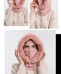 Détails de la cagoule en tricot rose avec bordure en fourrure et cordon réglable