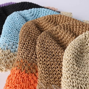 Dettaglio ravvicinato di cappelli da sole all'uncinetto con trama intrecciata traspirante