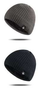 Gros plan du bonnet en tricot avec patch flocon de neige et doublure polaire douce pour l'hiver