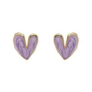 Boucles d'oreilles cœur en émail marbré violet avec monture dorée pour un look minimaliste
