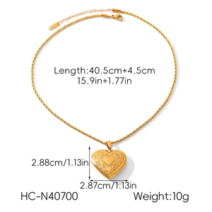 Détail du médaillon en cœur avec dimensions : 40,5+4,5cm de long et 10g de poids