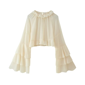 Elegante camicetta in chiffon beige con scollo a balze e maniche a volant multistrato