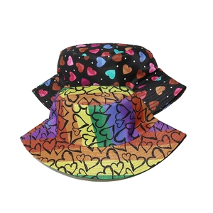 Dettaglio di cappelli alla pescatora con strisce arcobaleno e motivi a cuore