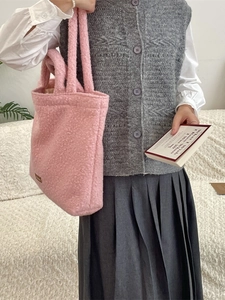 Borsa tote rosa in pile riccio di grande capacità per un look autunno-inverno alla moda