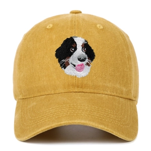 Détail de la broderie Bouvier Bernois sur la casquette en coton lavé jaune moutarde