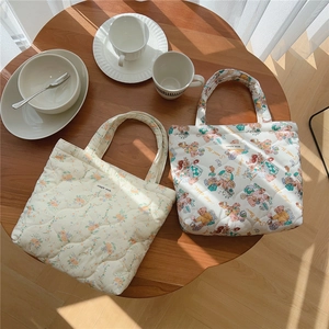 Sac fourre-tout en coton matelassé avec ours et fleurs sur une table en bois