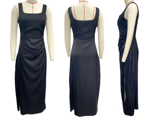 Detailansichten des schwarzen Satin-Maxikleids mit eleganter Raffung und schickem Seitenschlitz