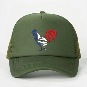 Dettaglio del cappellino trucker verde militare con stampa gallo tricolore e rete posteriore