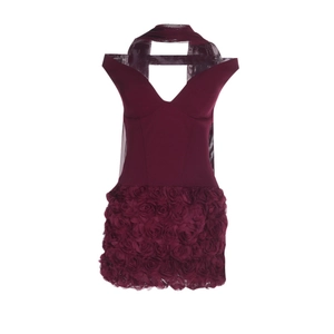 Détail de robe de soirée bordeaux avec ourlet floral en 3D et décolleté en V dos nu élégant