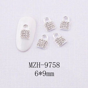 Détail de bijoux d'ongles en forme de cœur argenté avec strass, 6x9mm pour nail art DIY