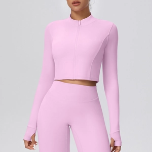 Detail des rosa Yoga-Tops mit Stehkragen, Reißverschluss und Daumenloch-Bündchen