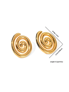 Vue macro des boucles d'oreilles spirales dorées avec dimensions 3 cm par 2,5 cm