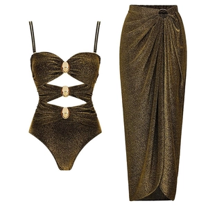 Ensemble maillot de bain doré brillant à découpes avec anneaux et jupe longue assortie