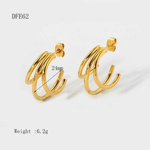 Détail des boucles d'oreilles dorées en forme de C à trois couches avec poids de 24mm