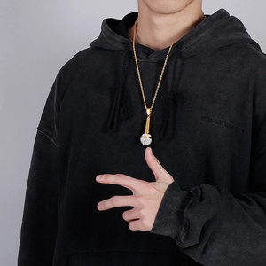 Dettaglio del ciondolo a microfono hip hop dorato con strass su catena a corda