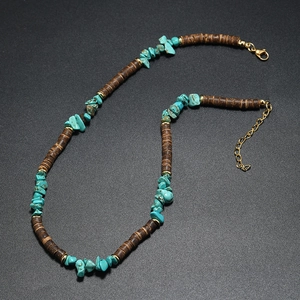 Détail d'un collier bohème avec perles en bois marron et éclats de turquoise
