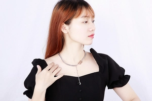 Collana a catena cubana in acciaio argento con doppio ciondolo a lettera B su modella