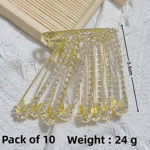 Détail de broches de sécurité étincelantes en strass pour ajuster la taille sur tricot