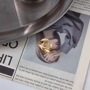 Bague croisée luxe en acier inoxydable plaqué or 18k avec zircons rectangulaires