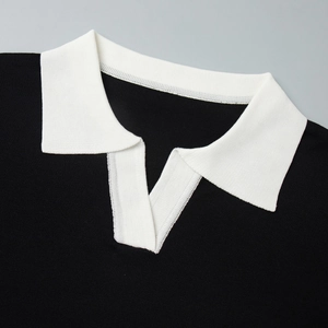 Détail du col polo contrasté blanc et de la maille noire sur un haut à manches courtes