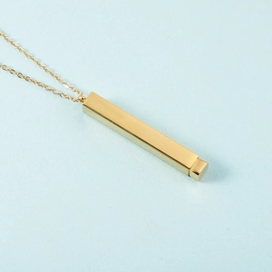 Detail van de gouden roestvrijstalen verticale staafketting met gepolijste afwerking
