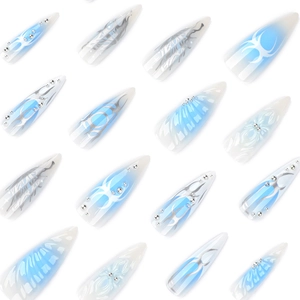 Faux ongles Y2K punk longs et pointus avec dégradé bleu et motifs tribaux argentés en 3D