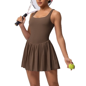 Robe de tennis marron sans manches avec jupe plissée et short intégré pour le sport actif