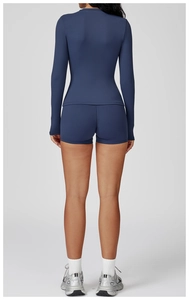 Vue arrière de l'ensemble de yoga avec haut à manches longues et short bleu marine